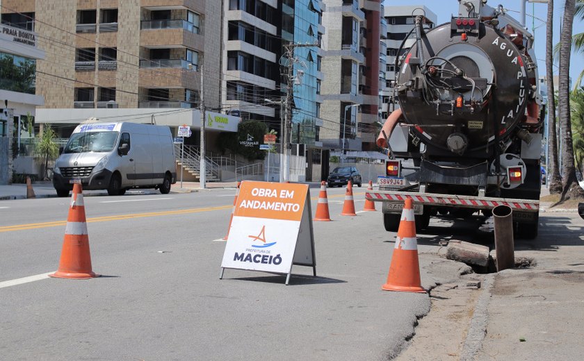 Infraestrutura realiza limpeza e desobstrução de galeria pluvial na Pajuçara