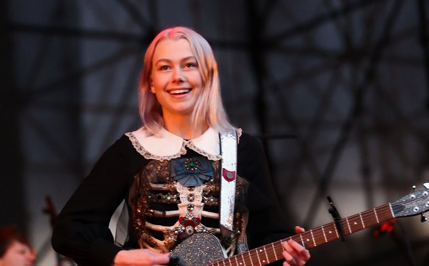 Vencedora do Grammy, Phoebe Bridgers critica ex-presidente da premiação: 'Apodreça'