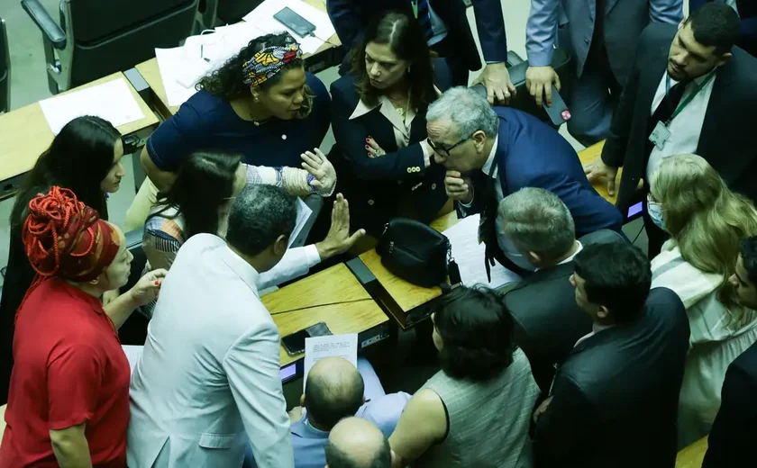 Câmara aprova PEC que perdoa multas e cotas raciais de partidos