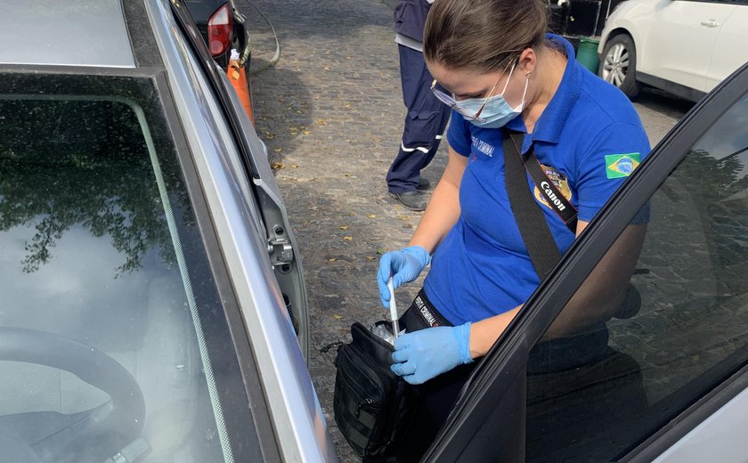 Carro utilizado em assalto na Ponta da Terra é periciado pelo Instituto de Criminalística