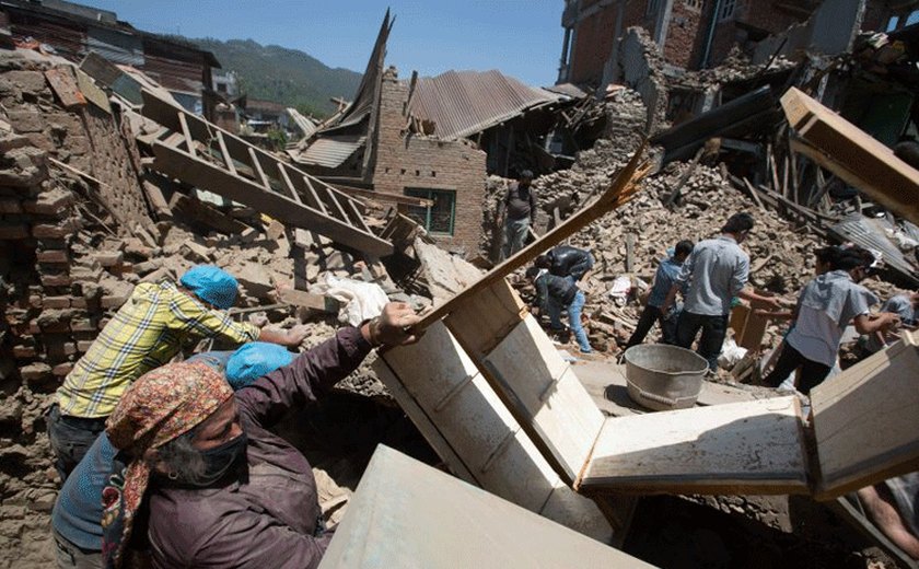 Número de mortos no terremoto do Nepal supera 7,5 mil
