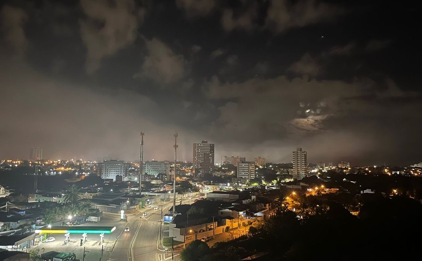 Incêndio no lixão de Jacarecica é sentido em toda a cidade