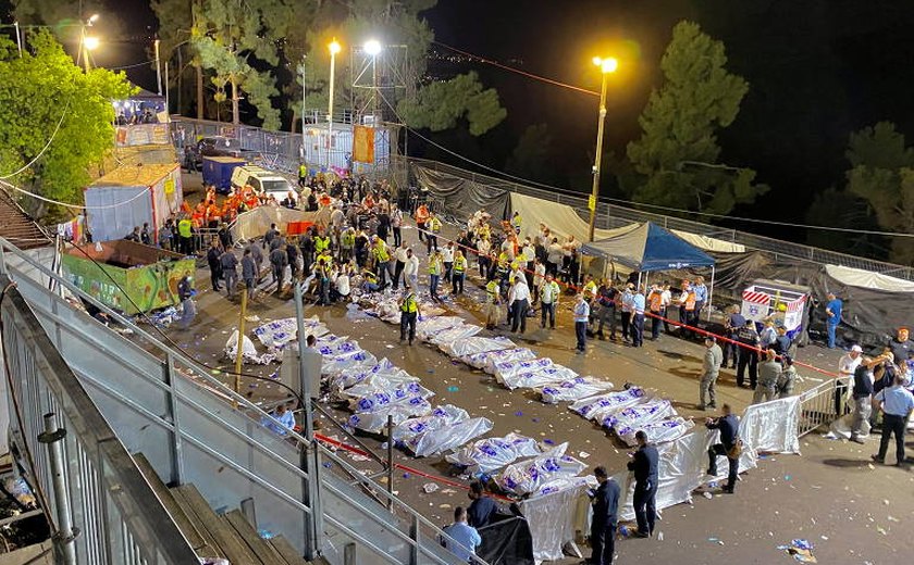 tumulto em cerimônia religiosa resulta em pessoas pisoteadas e dezenas de mortos