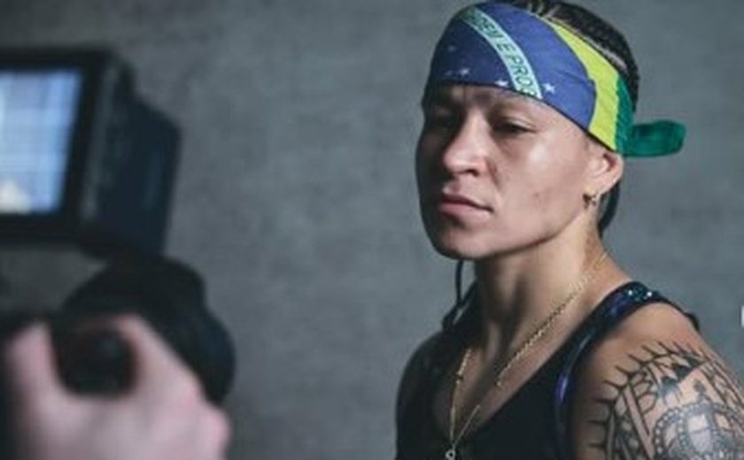 Bia Ferreira vence francesa por pontos e mantém cinturão de campeã mundial