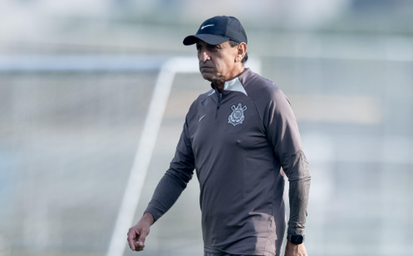 Ramón Diaz inicia trabalhos no Corinthians conversando com elenco e pregando a posse de bola