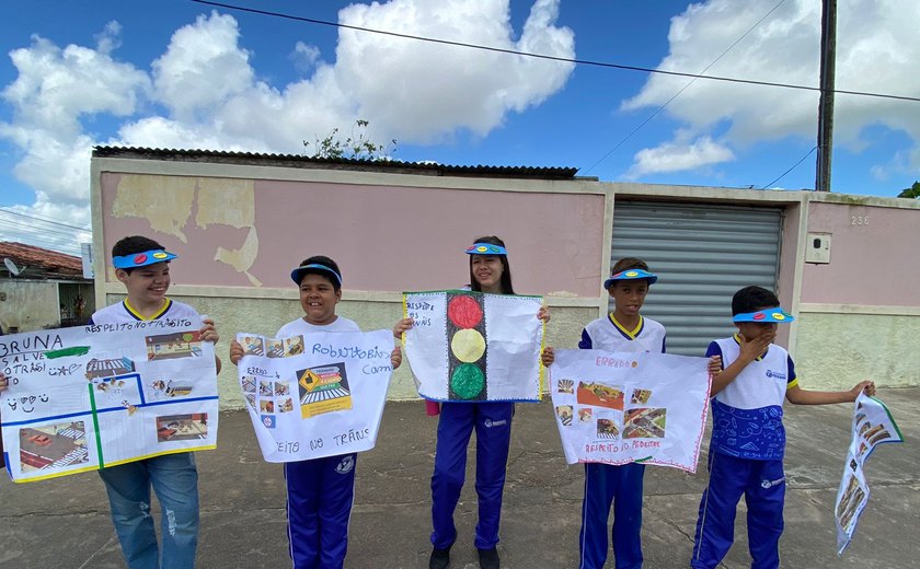 Blitz educativa: estudantes conscientizam condutores sobre segurança no trânsito em Arapiraca