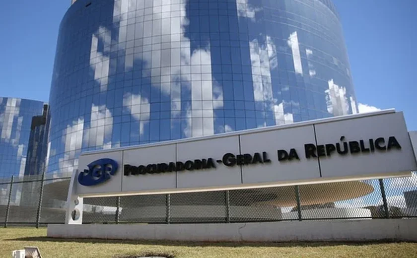 PGR pede devolução de passaportes a advogado e ex-assessor de Bolsonaro não denunciados