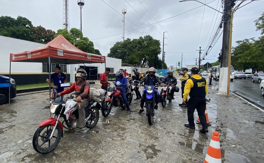 DMTT realiza ação educativa com motociclistas no Maio Amarelo