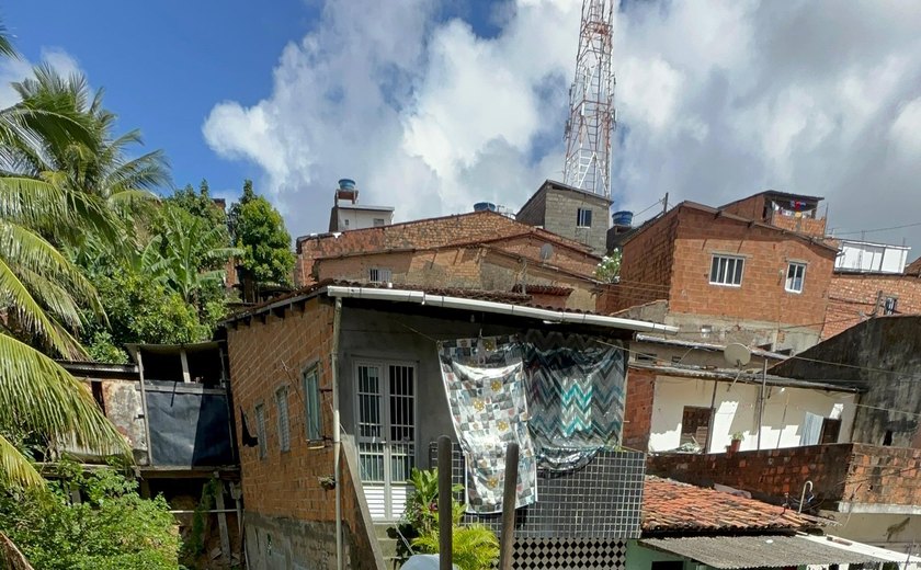 Grota do Pacífico, no Jacintinho, ganha novos postes e luminárias em LED
