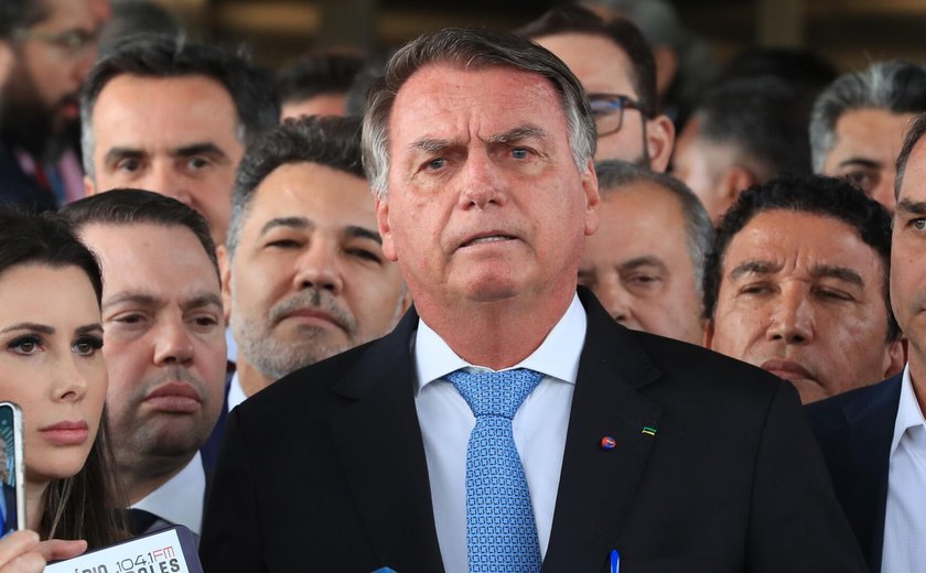 Durante entrevista, Bolsonaro afirma que discutiu estado de sítio com chefes militares