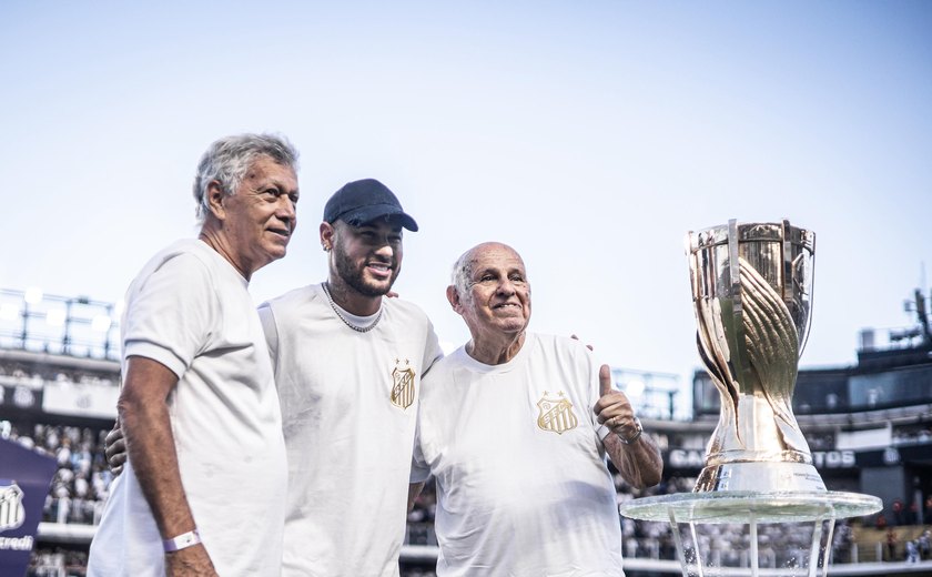 Neymar carrega taça do Paulistão com relógio mais caro que a premiação; veja valor