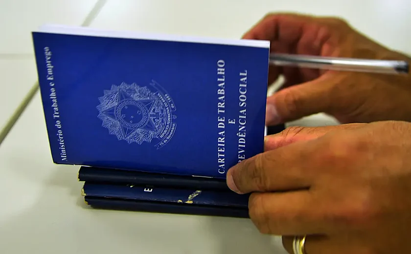 Número de pessoas que buscam emprego há mais de dois anos recua 17,3%