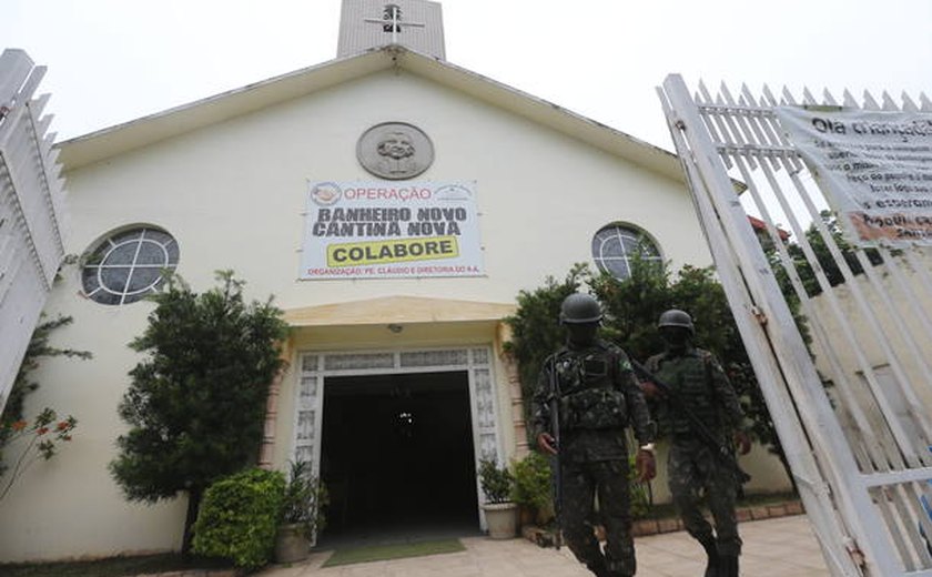 Grupo assalta igreja na Vila Kennedy, no Rio, após saída das tropas militares