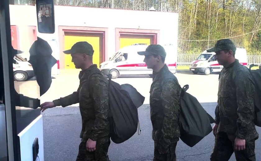 Segundo grupo de prisioneiros de guerra russos retorna da Ucrânia, diz Ministério da Defesa da Rússia