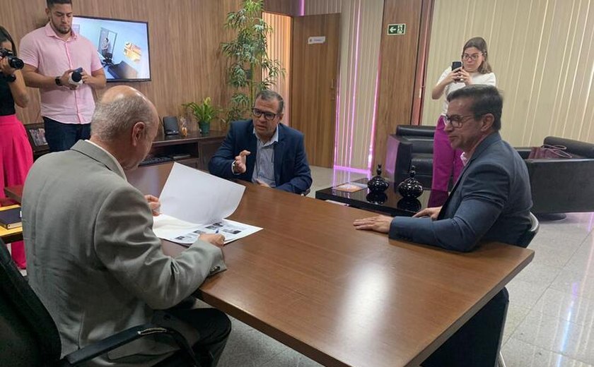 Diretor do Itec apresenta projeto de licitação de Infovia ao presidente do Tribunal de Contas de Alagoas