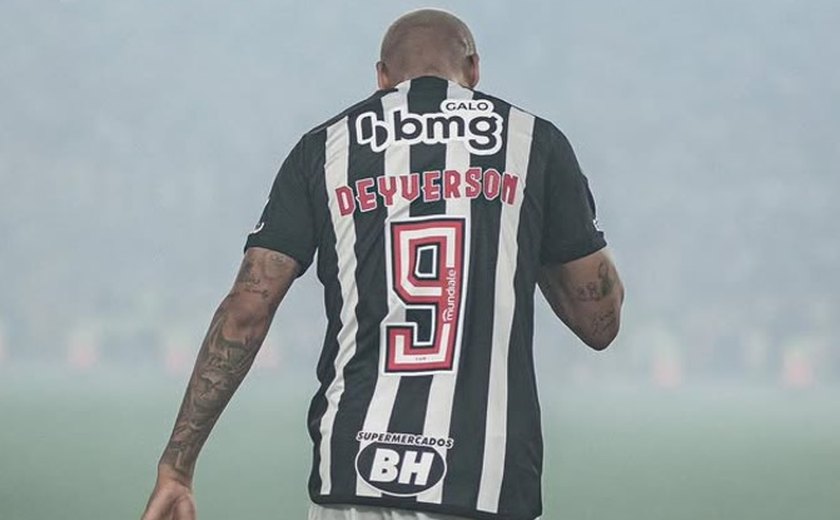 Deyverson chora após derrota do Atlético-MG e faz oração com torcida: 'Não desista'