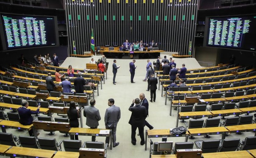 Deputados podem votar hoje projeto que estende Operação Carro-Pipa