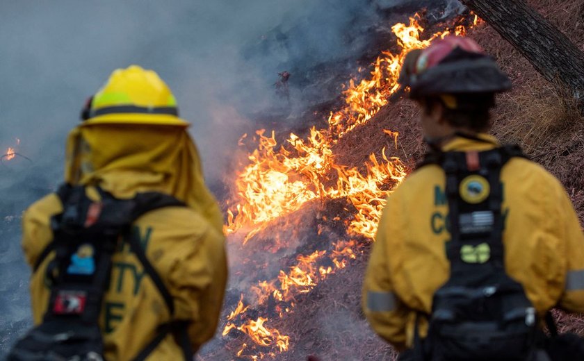 Ventos fortes intensificam incêndios em Los Angeles