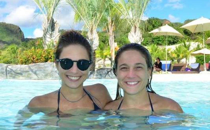 Fernanda Gentil curte feriado em resort com a namorada, Priscila Montandon