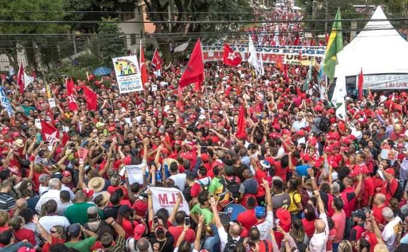 Dia do Trabalho reúne milhares em ato pró Lula na PF em Curitiba
