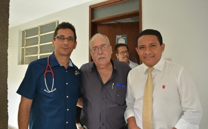 Em visita surpresa ao CRIA, Rogério Teófilo ouve pacientes e funcionários