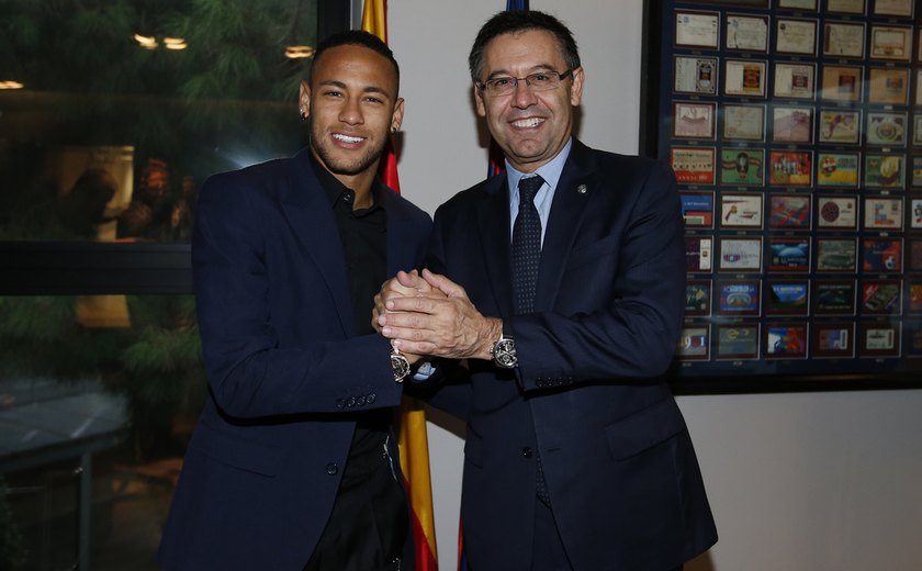 Neymar Júnior oficializa renovação de contrato com Barcelona