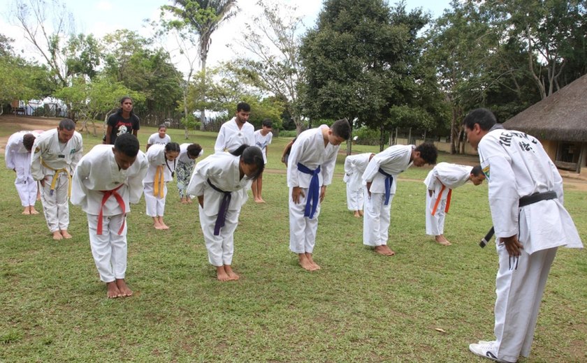Com taekwondo, alunos de escola estadual aprendem ter autocontrole e mais disciplina