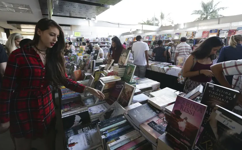 Feira do Livro revela primeiros autores em lista com Camila Sosa Villada e Martinho da Vila