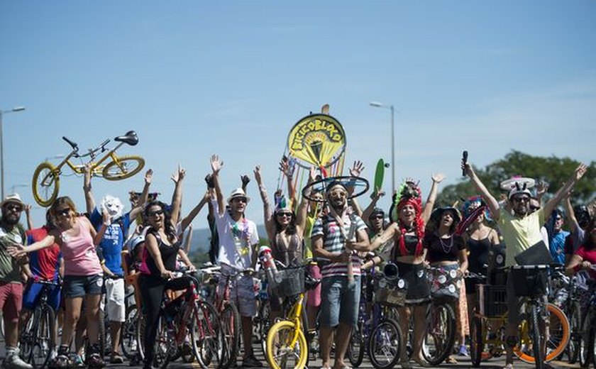 Bicicletas e muita criatividade animam o carnaval em Brasília