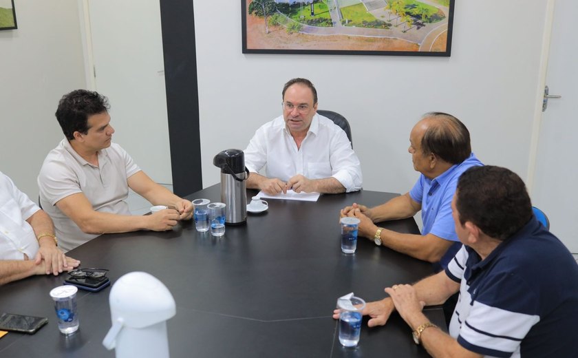 Prefeito Luciano recebe provedor e conselheiros do Hospital Regional de Arapiraca