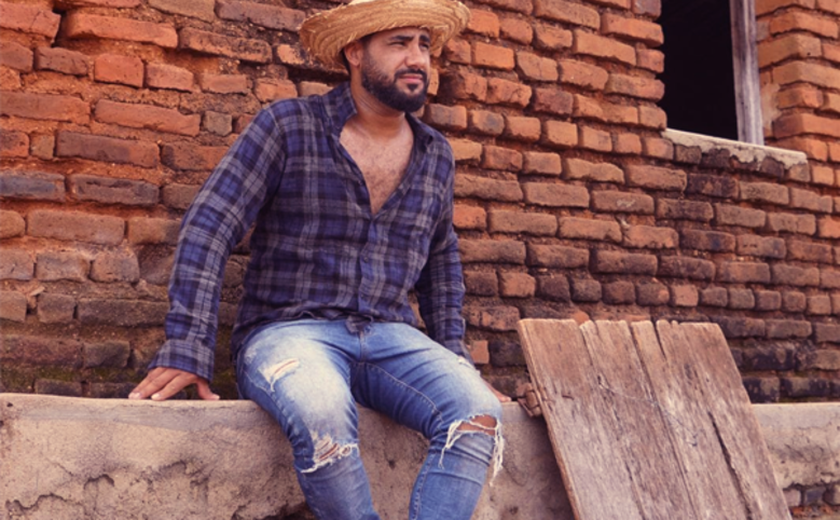 Raí Saia Rodada festeja entrada de single em novela