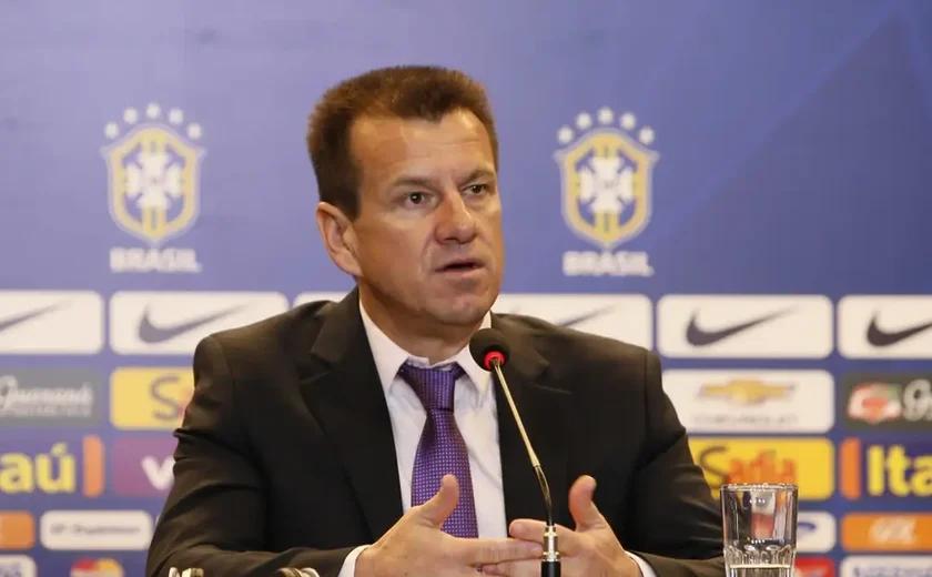 Capitão do tetra, Dunga sofre arranhões, mas passa bem e tem alta após capotar o carro