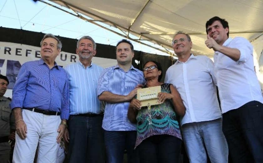 Renan Filho entrega 245 casas e destaca investimentos em Penedo