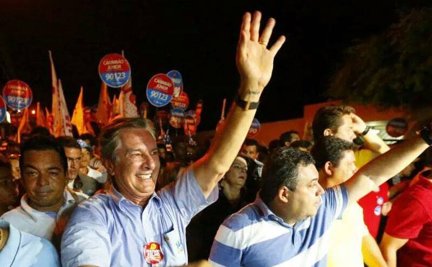 Palmeira: Em comício Collor surpreende pedindo voto para Pedro Vilela