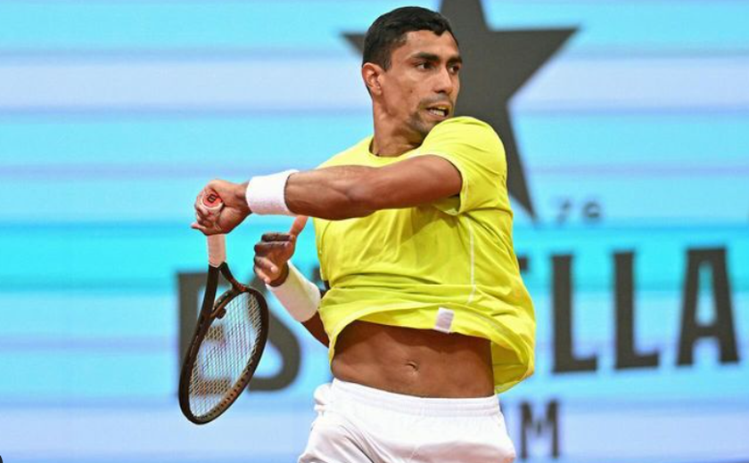 Thiago Monteiro salva match point, vence Kecmanovic e chega às oitavas do Aberto de Roma