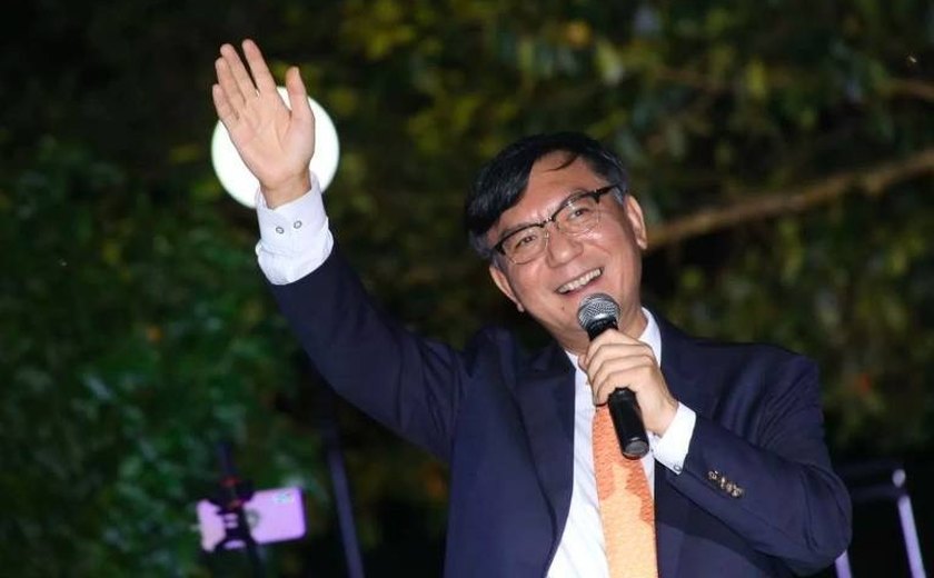 Embaixador da Coreia do Sul canta 'Cheia de Manias' com Luiz Carlos, do Raça Negra