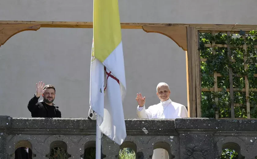 Papa interrompe repouso e recebe Zelensky em Castel Gandolfo