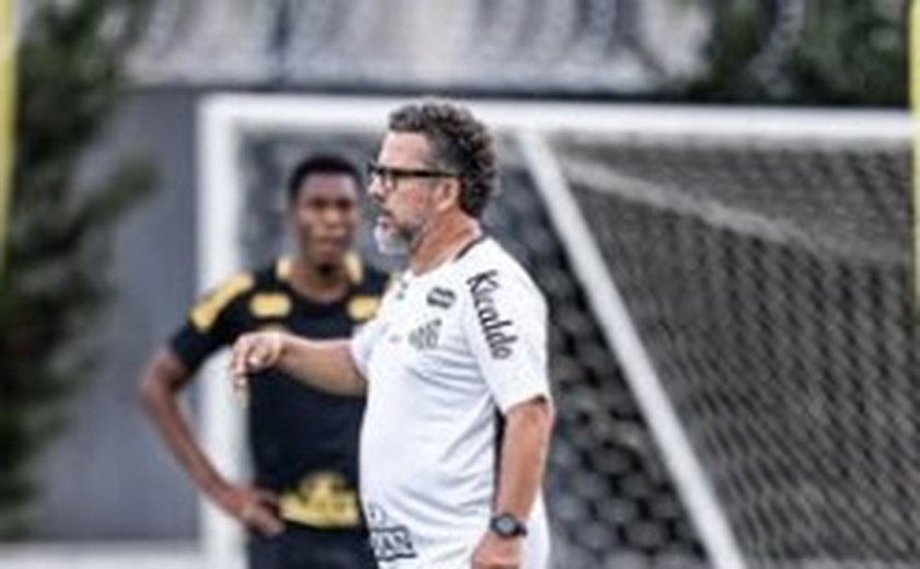 Cléber Xavier estreia no comando do Santos diante do CRB e tenta afastar a crise