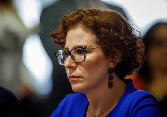 Carla Zambelli comparece a tribunal em Roma, alega mal-estar e aguarda decisão sobre extradição ao Brasil