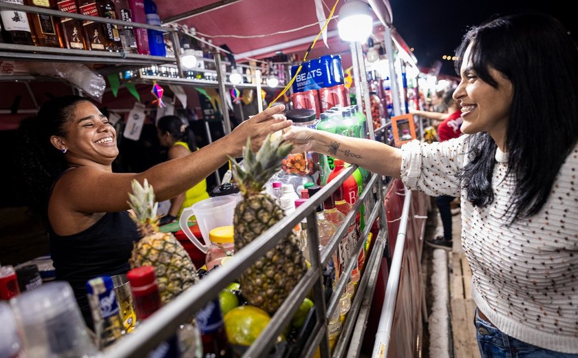 Ambulantes comemoram sucesso nas vendas no primeiro dia do São João Massayó