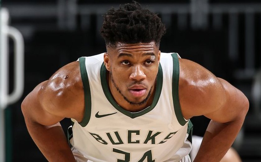 Antetokounmpo visita pela primeira vez a Nigéria, país de origem dos pais; vídeo