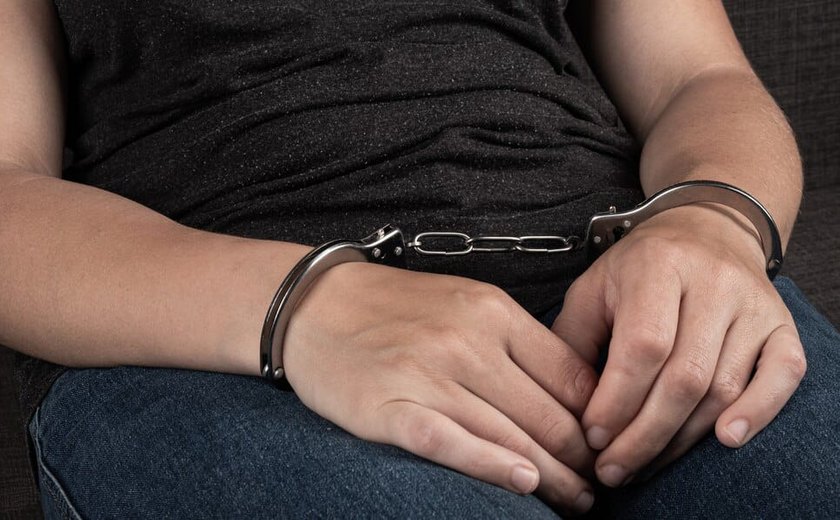 Alegando tiro acidental, mulher é presa no interior de Alagoas acusada de homícidio