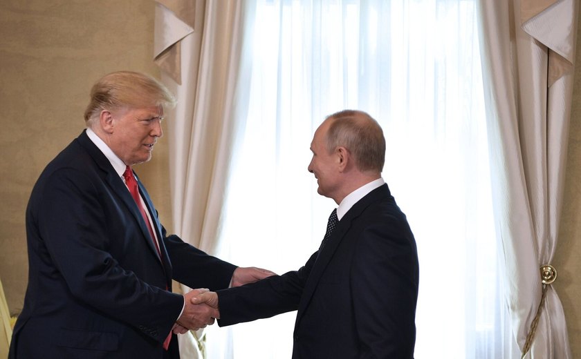 Muitos líderes mundiais querem que reunião entre Trump e Putin fracasse, diz parlamentar americana