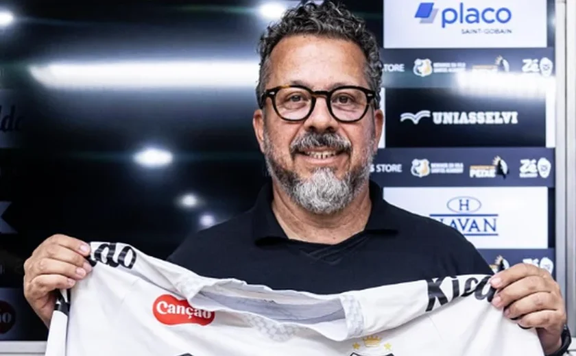 Cléber Xavier trabalha saída de bola no Santos e Zé Rafael e Souza participam de treino