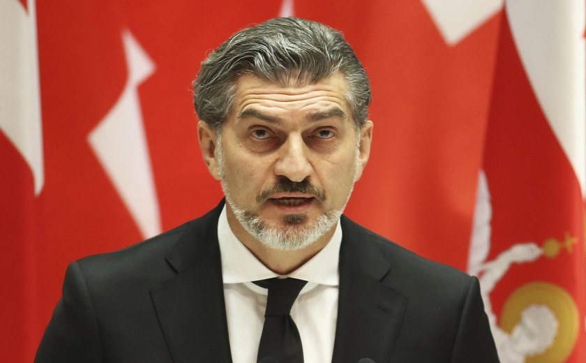 Geórgia: Mikheil Kavelashvili assume presidência em meio a protestos