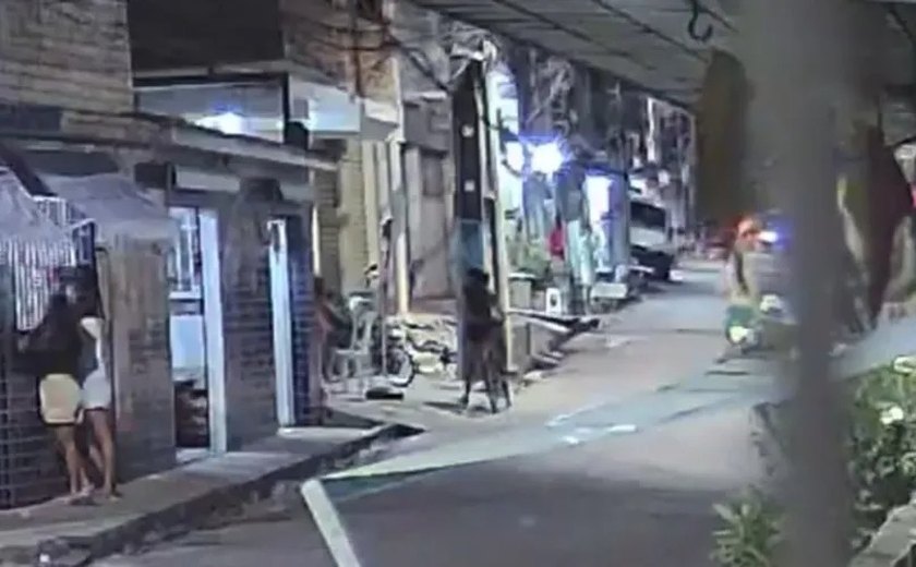 Crianças feridas em tiroteio no Jacintinho seguem internadas; homem está em estado grave
