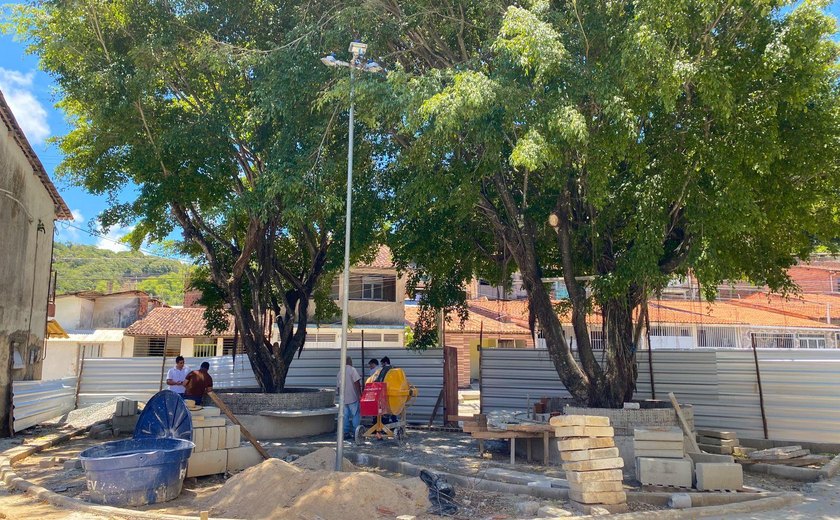 Reforma da Praça Santa Terezinha, em Riacho Doce, avança e atinge 60% do total