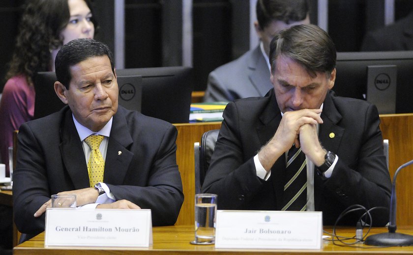 Bolsonaro está escolhendo outro general para a Defesa, diz Mourão