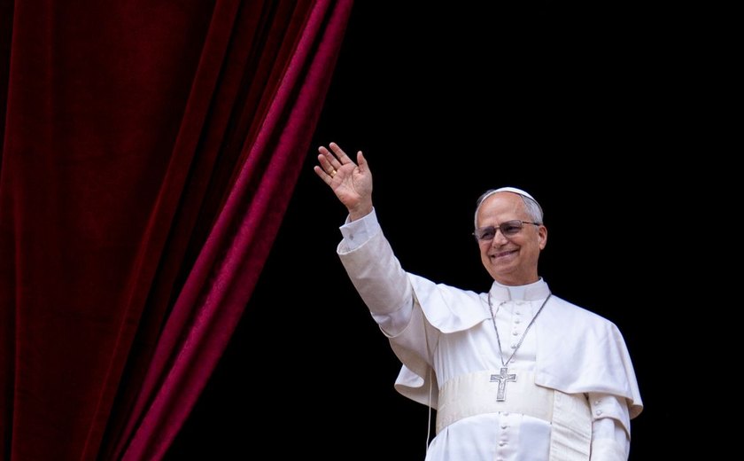 Papa Leão XIV toma posse oficialmente como bispo de Roma