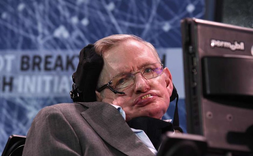 Físico Stephen Hawking é internado em Roma